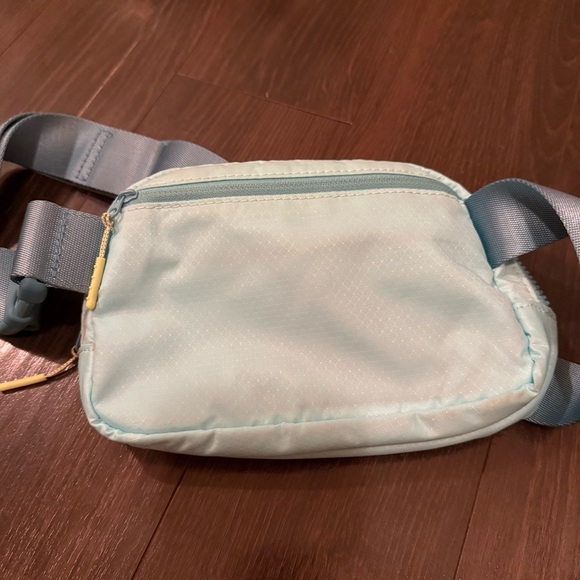 Lululemon Everywhere Belt Bag 1L * Icing Blue / Eton Blue - Picture 6 of 7